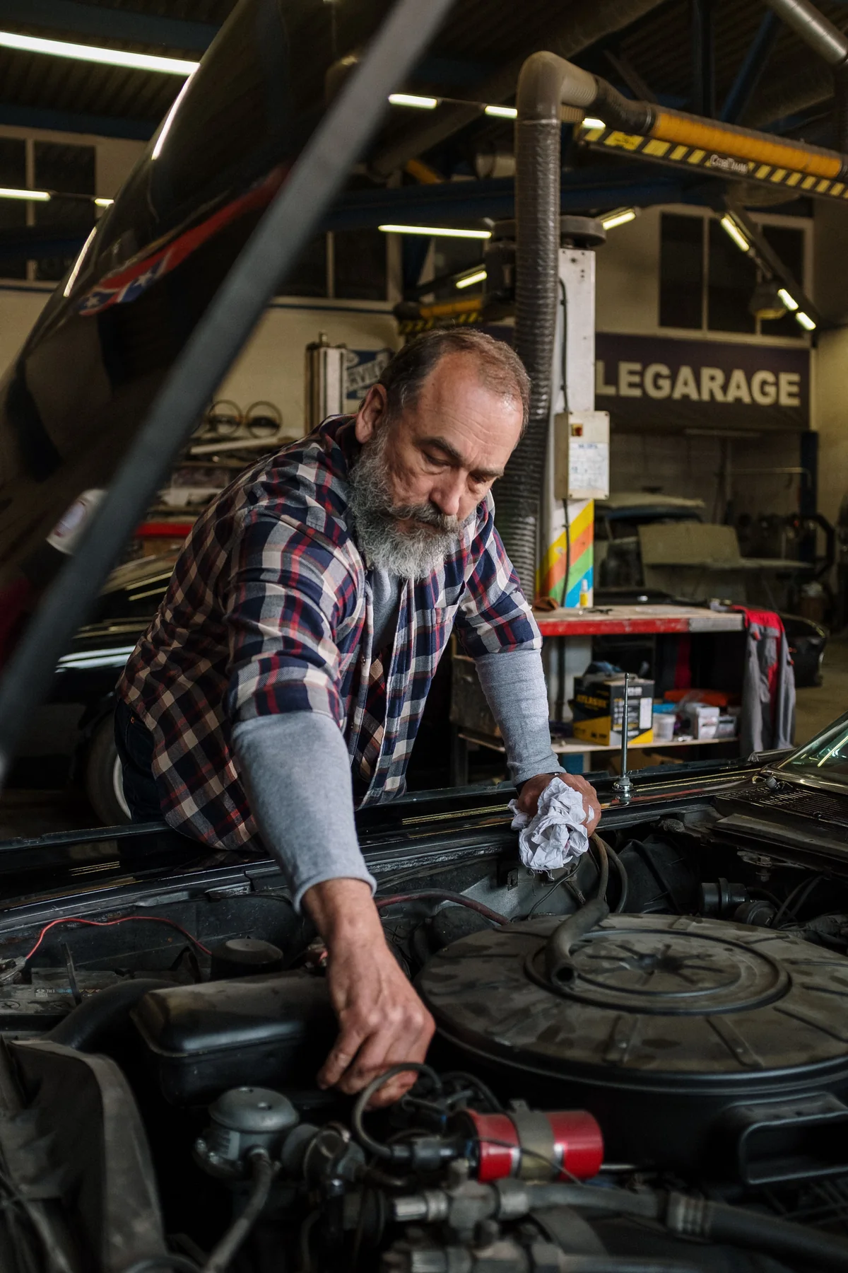 Werkstattdiagnose am geöffneten Motorraum