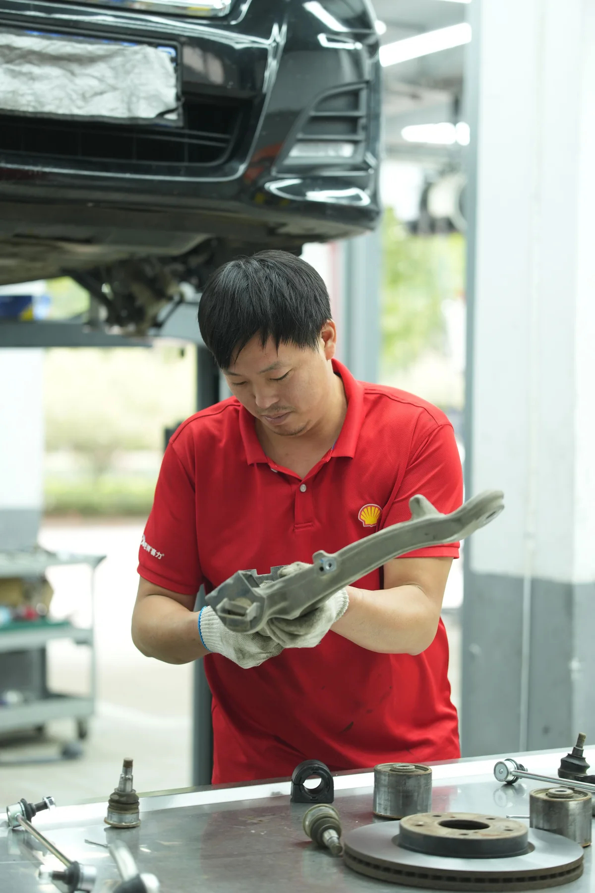 Mechaniker arbeitet in einer modernen Werkstatt