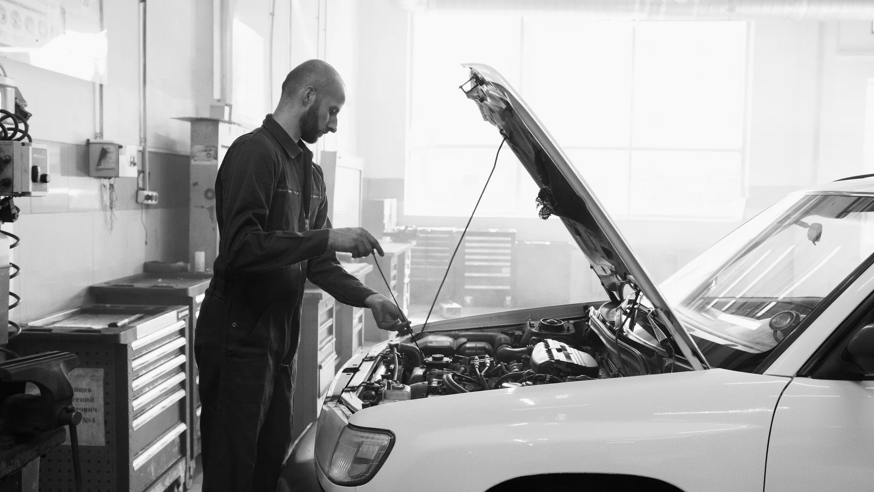 Mehrere Fahrzeuge in einer hellen Prüf- und Servicehalle